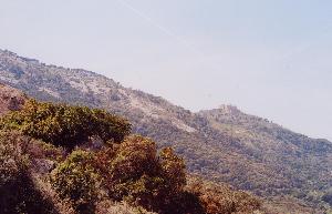 Il castello dall'imbocco del sentiero  Le poche ore di attivazione sono finite. Si torna a casa ma in corriera. 