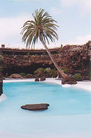 La piscina surreale a Jameos del Agua. Solo qui si trovano i jameitos, gamberi ciechi e albini che abitano le buie grotte laviche. Una curiosit: questo posto era utilizzato in passato come discarica. Manrique nel suo progetto di valorizzazione dell'isola ne ha curato il recupero in maniera stupenda.