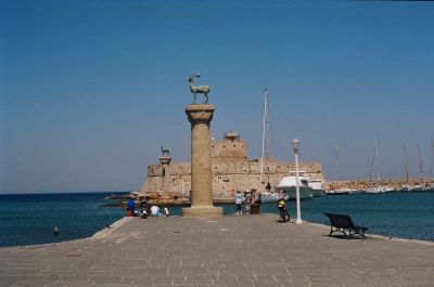 L'entrata del porto di Rodi citta. Qui pare fosse stato eretto il famoso colosso. Ma le notizie sono contrastanti. Rodi  una bella cittadina. Assolutamente da visitare la citt vecchia. (Potete evitare la visita all'acquario)