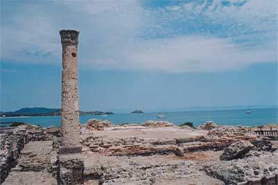 Nora  una antica citt fenicia, punica e poi romana. La troviamo a sud di Cagliari. Molto interessanti i pavimenti delle abitazioni in mosaico. Carini il teatro e la strada romana.