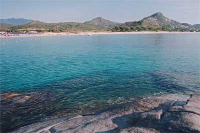 Non poteva mancare il mare. Eravamo alloggiati in un appartamento a Costa Rei. Spiaggia bellissima. Mare limpidissimo. In foto Costa Rei vista dallo Scoglio di Peppino.