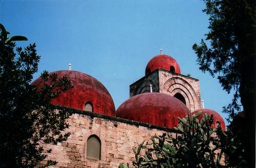 Le quattro cupole di San Giovanni degli Eremiti. Le cupole rosse della chiesa sono incredibili. La chiesa fu eretta su una moschea araba che ancora oggi  presente. Le moschee ai tempi della scacciata degli arabi dalla Sicilia vennero tutte praticamente distrutte ed al loro posto costruite chiese. Questa si salv perch ebbe la fortuna di diventare la sacrestia della chiesa adiacente.