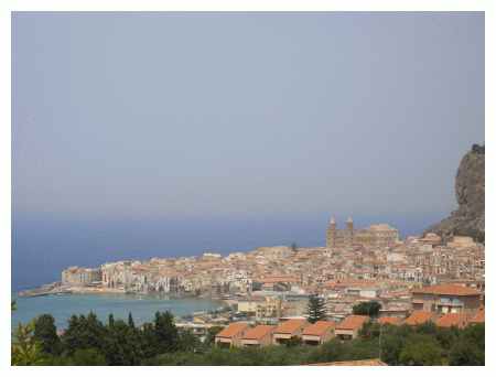 L'immagine classica di Cefal. Il paese  appoggiato ad una rocca. Un piccolo promontorio sul mare. In evidenza il duomo in stile romanico con i 2 caratteristici campanili. La cittadina si sviluppa a dr il vero anche lateralmente. In foto si vede solo il paese antico.