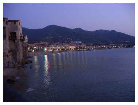 Una vista notturna del litorale. Scegliete un ristorante con balconcino sul mare e godetevi una cenetta a base di pesce. Questo  la veduta. Romantico vero?