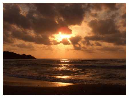 Purtroppo come tutto anche le cose belle finiscono. L'ultimo tramonto sulla spiaggia di Cefal. La spiaggia di Sapore di Sale, Sapore di Mare. Molte spiagge della Sicilia rivendicano questa paternit; a me piace immaginarla qui, tra gli sbuffi del maestrale con il duomo sullo sfondo e io con xyl e gringhelli a farci accarezzare dalle ultime onde in una spiaggia ormai deserta. ...Arrivederci a Cefal. 73' e 88'